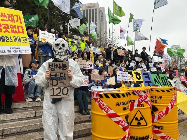 3.11 후쿠시마 전국 행동 퍼포먼스에 참여하고 있는 활동가 ⓒ환경운동연합