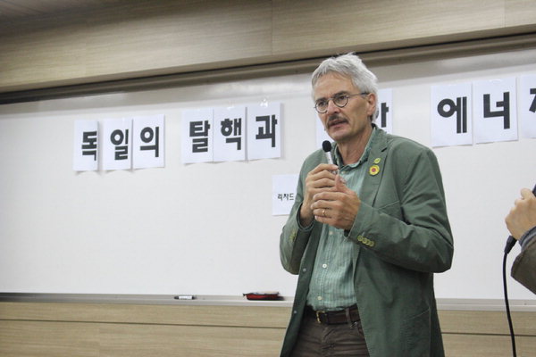 독일의 탈핵과 대안에너지를 주제로 강연중인 독일 '분트(BUND)' 과학자문위원회 부의장 리처드 머그너(Richard Mergner) ⓒ 경남도민일보