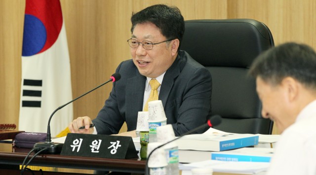 김용환 원자력안전위원회 위원장이 26일 원자력안전위원회 대회의실에서 열린 제 55회 원자력안전위원회 회의에 참석해 위원들과 안건에 대해 논의 하고 있다.(사진출처: 원자력안전위원회 홈페이지)