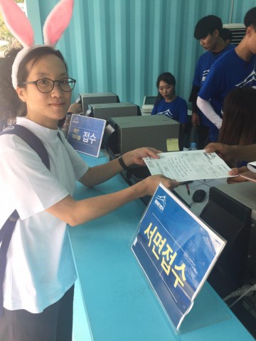 환경운동연합 장하나 팀장은 국민위수위에 예산 의견서를 전달했다. ©환경운동연합