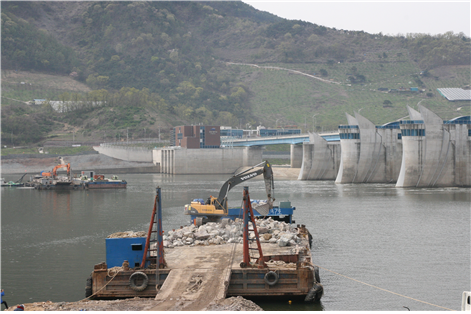 64,000 세제곱미터 사석