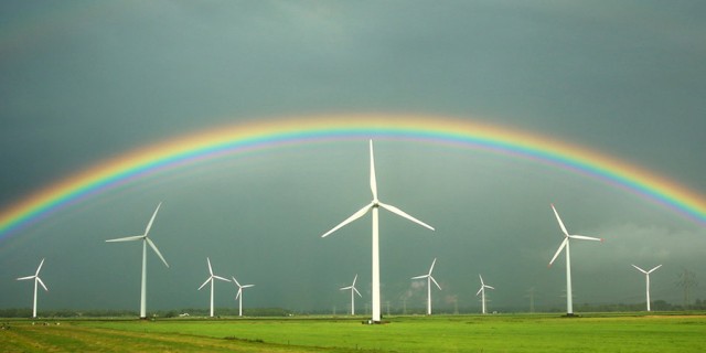 ARCHIV - Ein Regenbogen spannt sich am 18.08.2013 über grünen Feldern und Windkraftanlagen vor grauen Regenwolken bei Wilster (Schleswig-Holstein). Die Energiewende ist auch in Hessen ein hoch umstrittenes Vorhaben. Spätestens im 2050 will sich das Land hauptsächlich auf Wind, Sonne, Wasser und Biomasse verlassen. Foto: Christian Charisius/dpa (zu dpa «In 37 Jahren soll der Umstieg geschafft sein» vom 18.09.2013) +++(c) dpa - Bildfunk+++