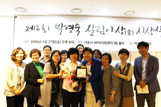 임희자 정책실장의 수상을 축하해주고 있는 환경운동연합 활동가들 ⓒ 환경운동연합 김현경