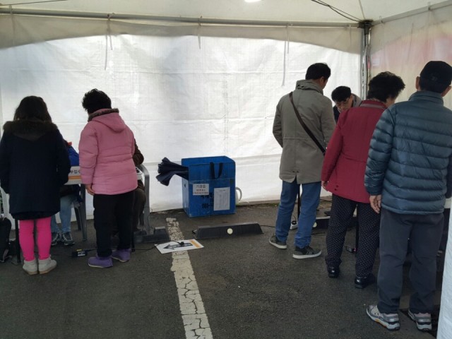 투표가 시작됐다. 역사적인 주민투표를 스스로 체험하면서 첫 번째로 투표했다는 사실에 뿌듯해 하는 주민도 있었고 주변에 관심없는 종자들 너무 많다며 끌탕하시는 어르신도 계셨다. Ⓒ환경운동연합
