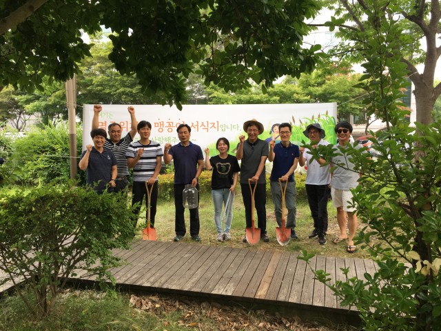 전북연구원 맹꽁이 서식지 보호 자원봉사 활동. 시민들의 관심이 커지는 만큼 전주시 차원의 보호 대책이 뒤따라야 한다. ⓒ전북환경운동연합