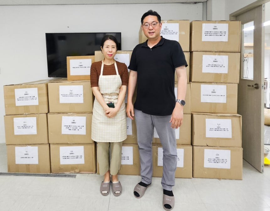 강일웅 원장(오른쪽)이 제품 후원 후 울산동네고양이사랑연대 관계자와 함께 기념 사진을 찍고 있다(강일웅동물메디컬센터 제공). ⓒ 뉴스1