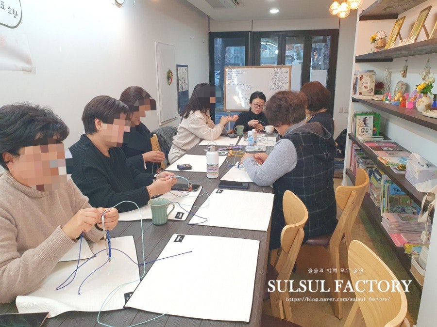 배시댕기 머리띠 제작중인 참가자들