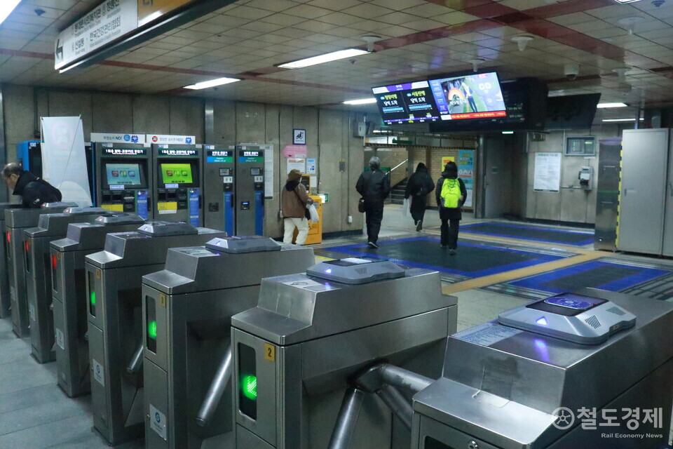 제기동역 대합실 게이트. 자료사진. /철도경제