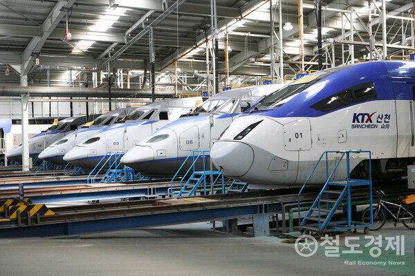 고양차량기지 검수고에 있는 KTX / 사진=한국철도공사