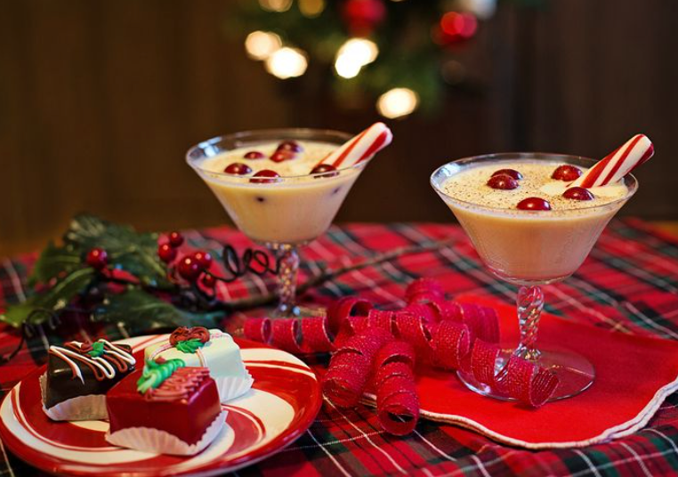 เครื่องดื่มคริสต์มาสสุดคลาสสิกของอเมริกา ‘เอ้กน็อก (Eggnog)’ | ภาพแนะนำอาหารคริสต์มาสจากทั่วโลกและวัฒนธรรมคริสต์มาสในต่างประเทศ