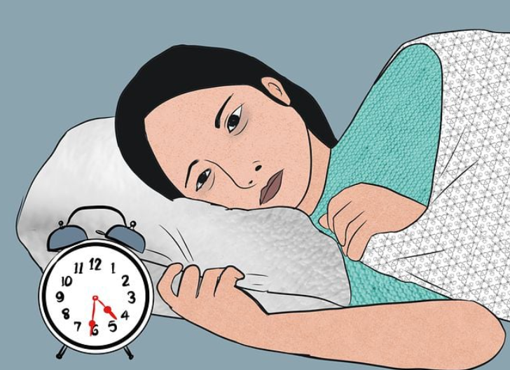 以飽受失眠困擾的女性與鬧鐘為形象，呈現語言留學或打工度假期間的時差與睡眠紊亂