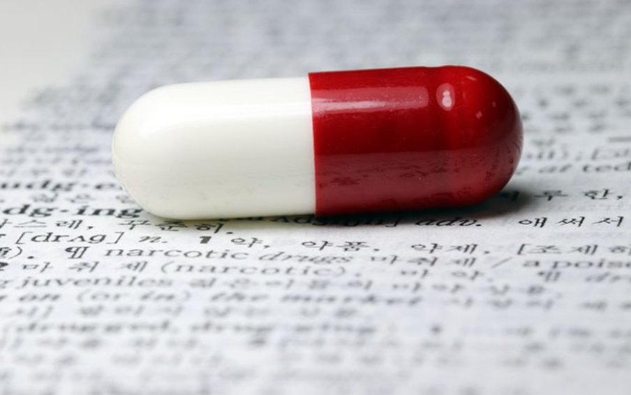 象征海外留学随身携带的常备药和个人用药的胶囊照片