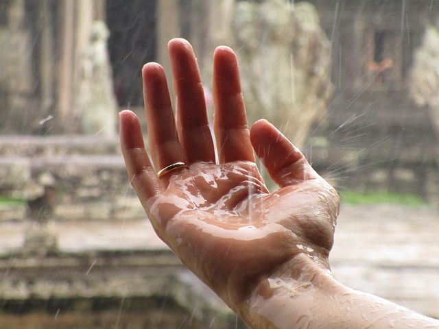 ฉากฝนซัดกระหน่ำและประสบการณ์ข้ามวัฒนธรรมที่พบเจอระหว่างใช้ชีวิตในต่างแดนช่วงเวิร์กกิ้งฮอลิเดย์หรือเรียนภาษาต่างประเทศ