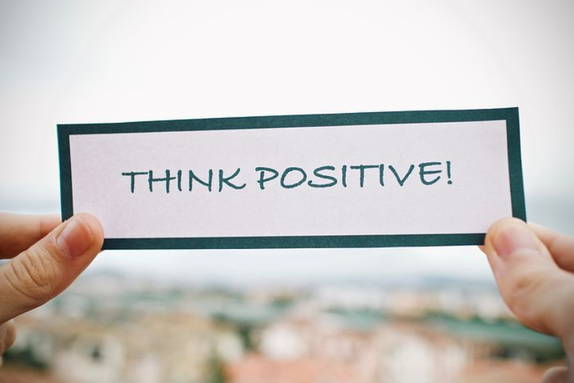 صورة تحمل رسالة 'THINK POSITIVE' | مزايا السكن المشترك في الدراسة اللغوية بالخارج، حياة مشتركة إيجابية في الخارج