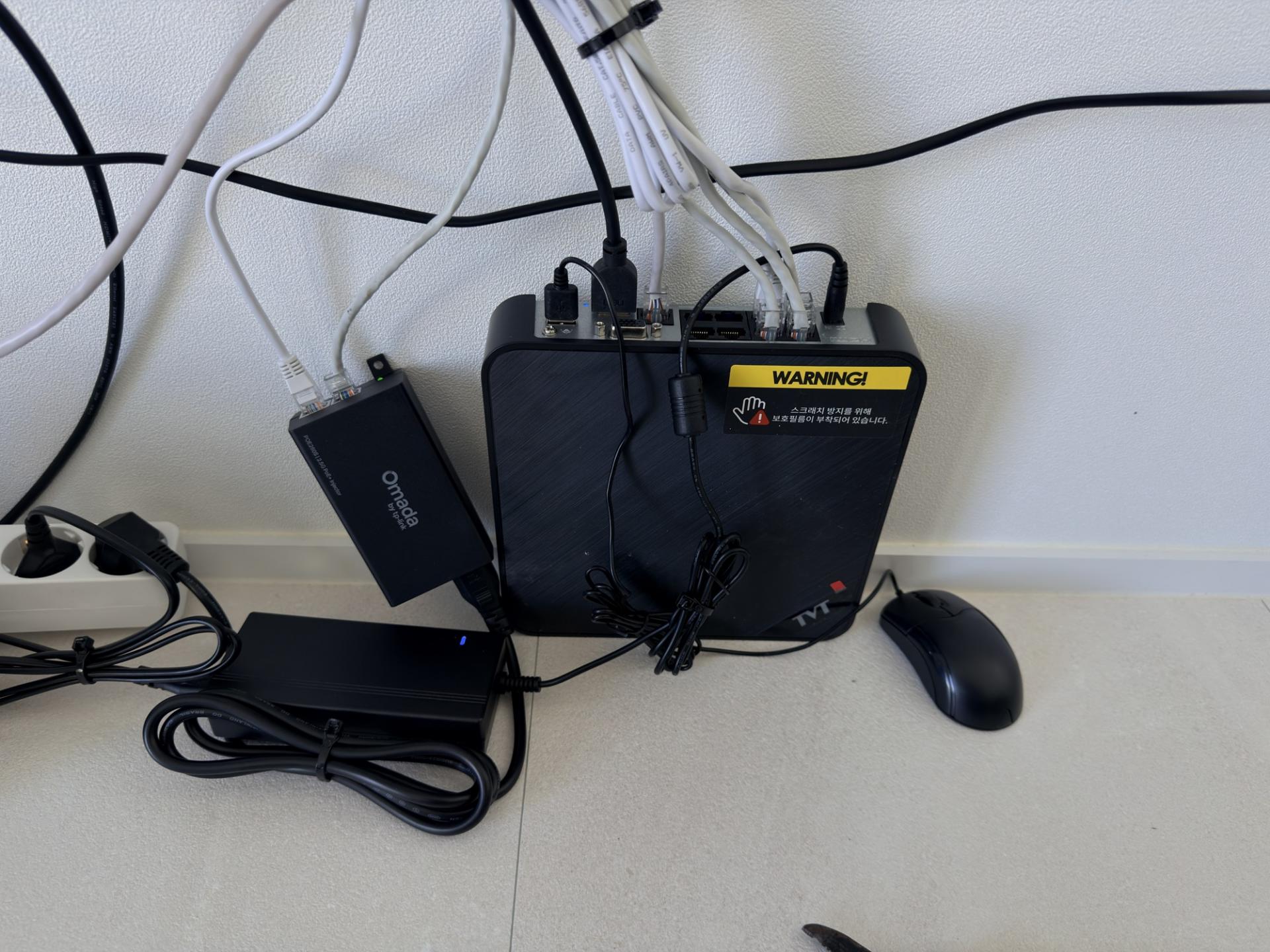 4TB 저장장치를 넣은 녹화기와 연결 장비 구성입니다.