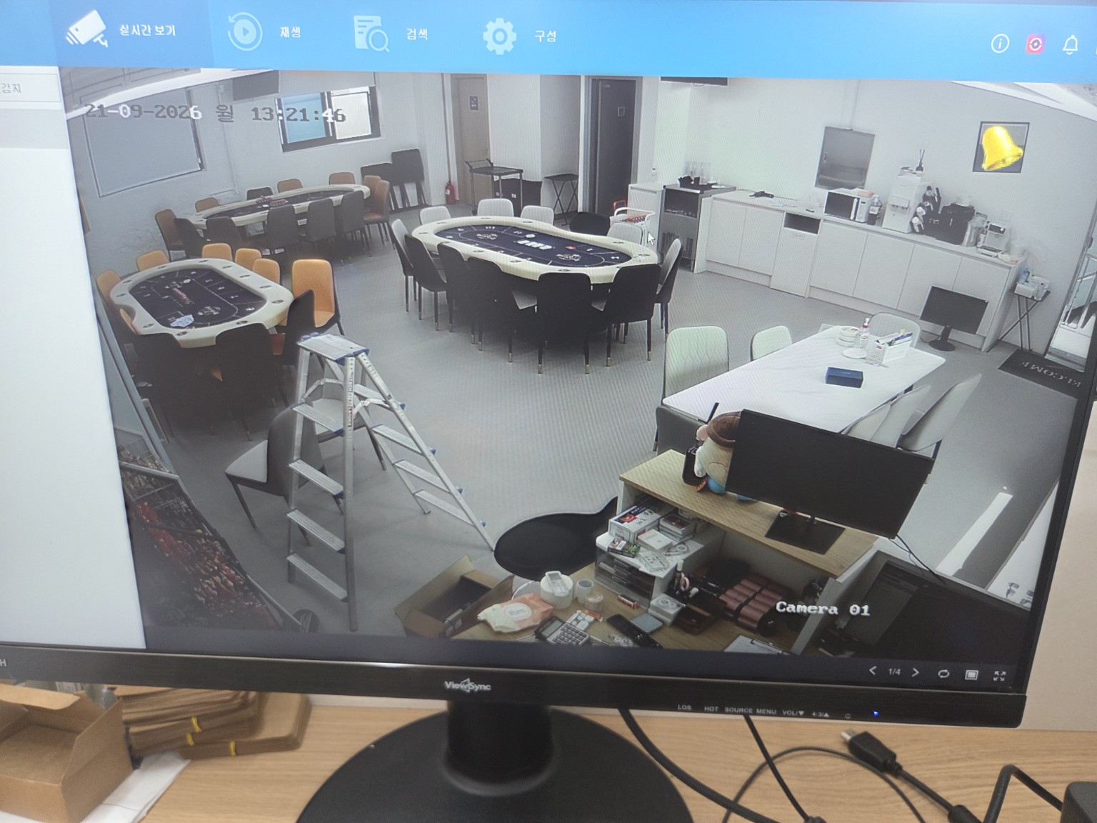 홀덤바 실내 CCTV 화면과 녹화기 2채널 연결 상태