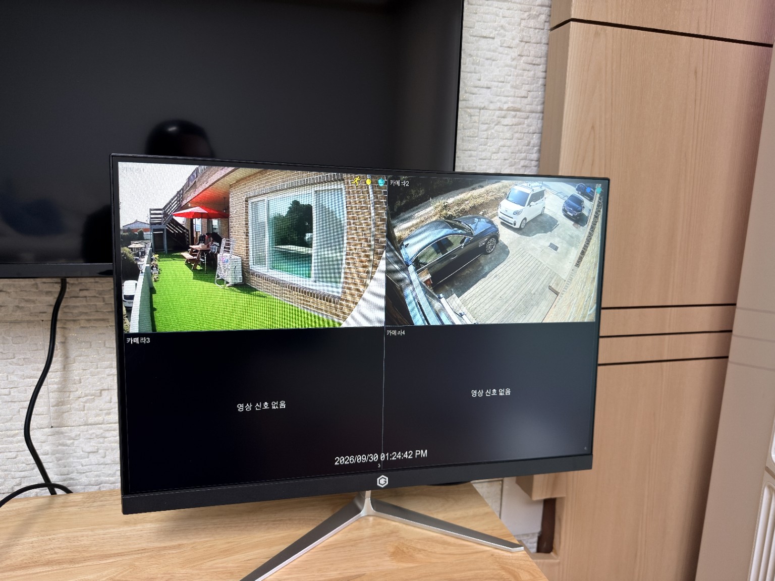 시흥 단독주택 24인치 CCTV 모니터에 표시된 두 카메라 화면