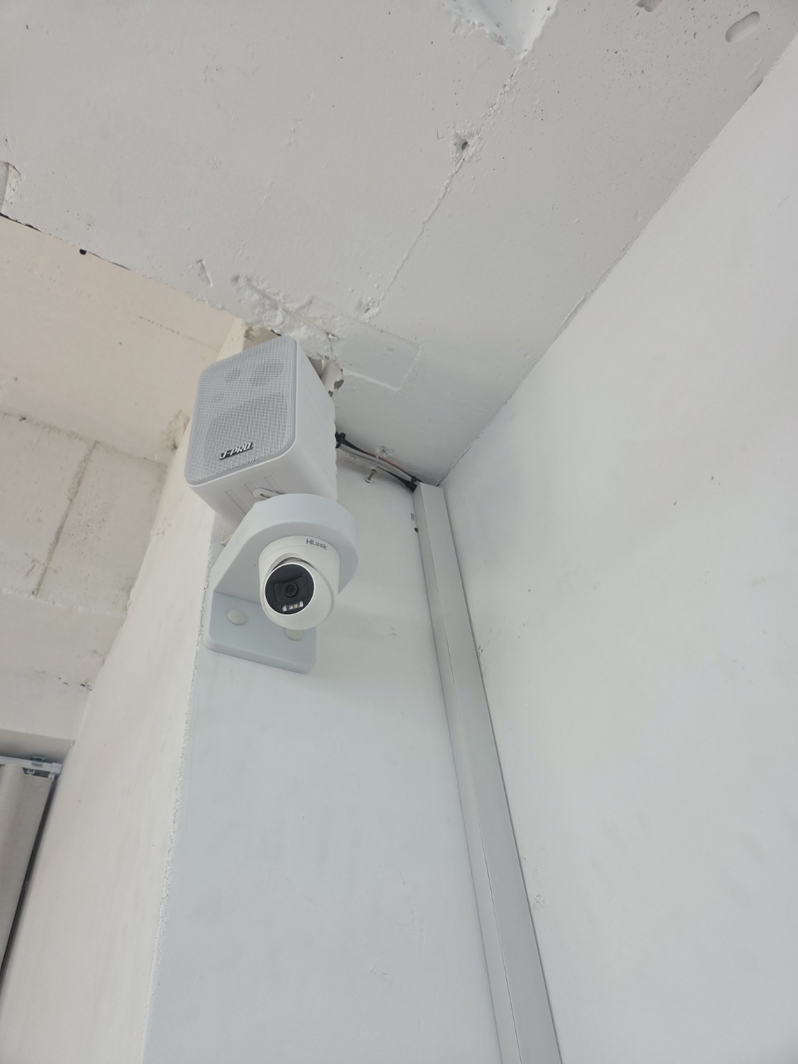 창가 천장 모서리에 설치한 하이룩 실내 CCTV