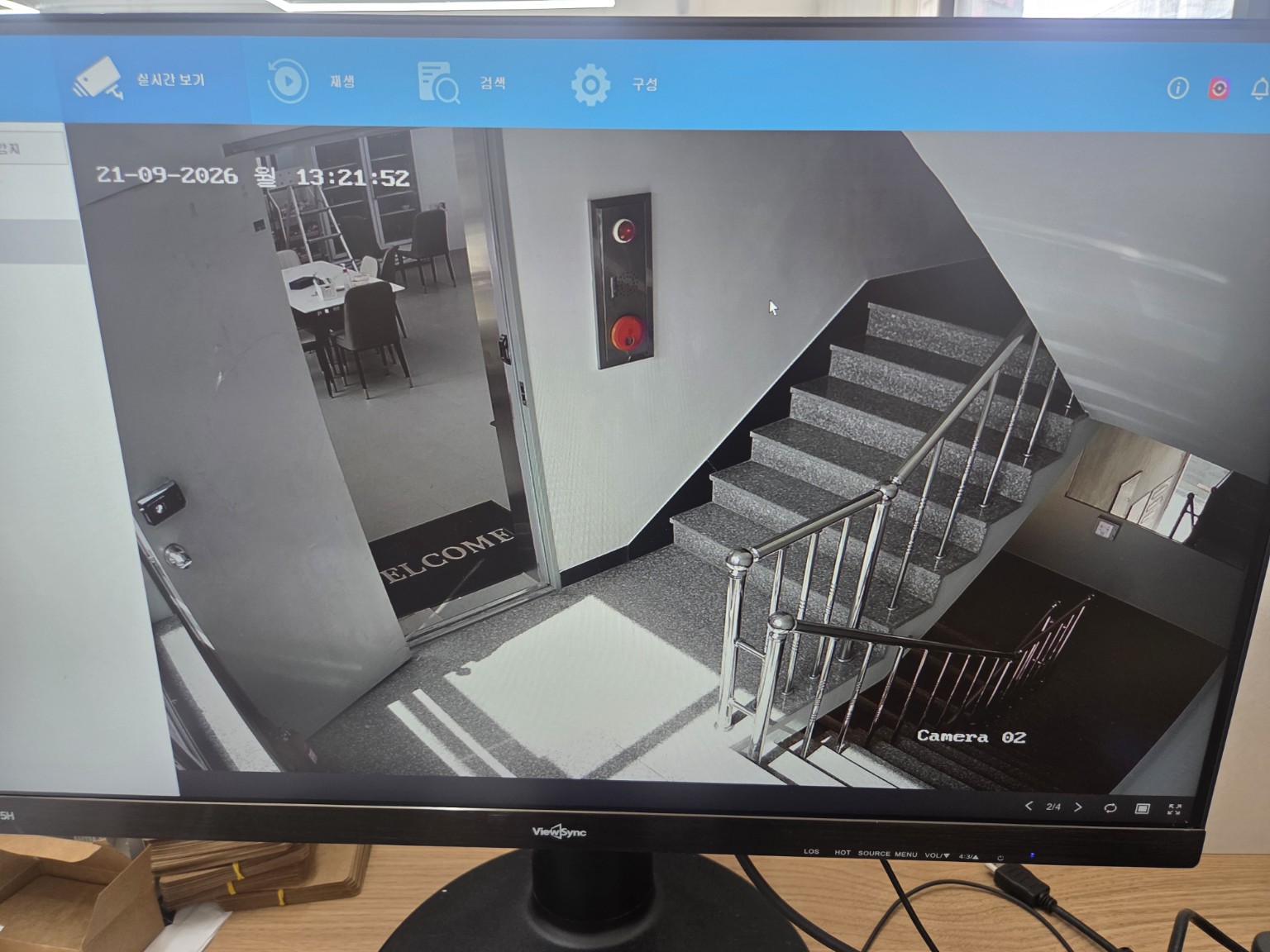 홀덤바 매장 내부와 출입 동선이 보이는 CCTV 화면