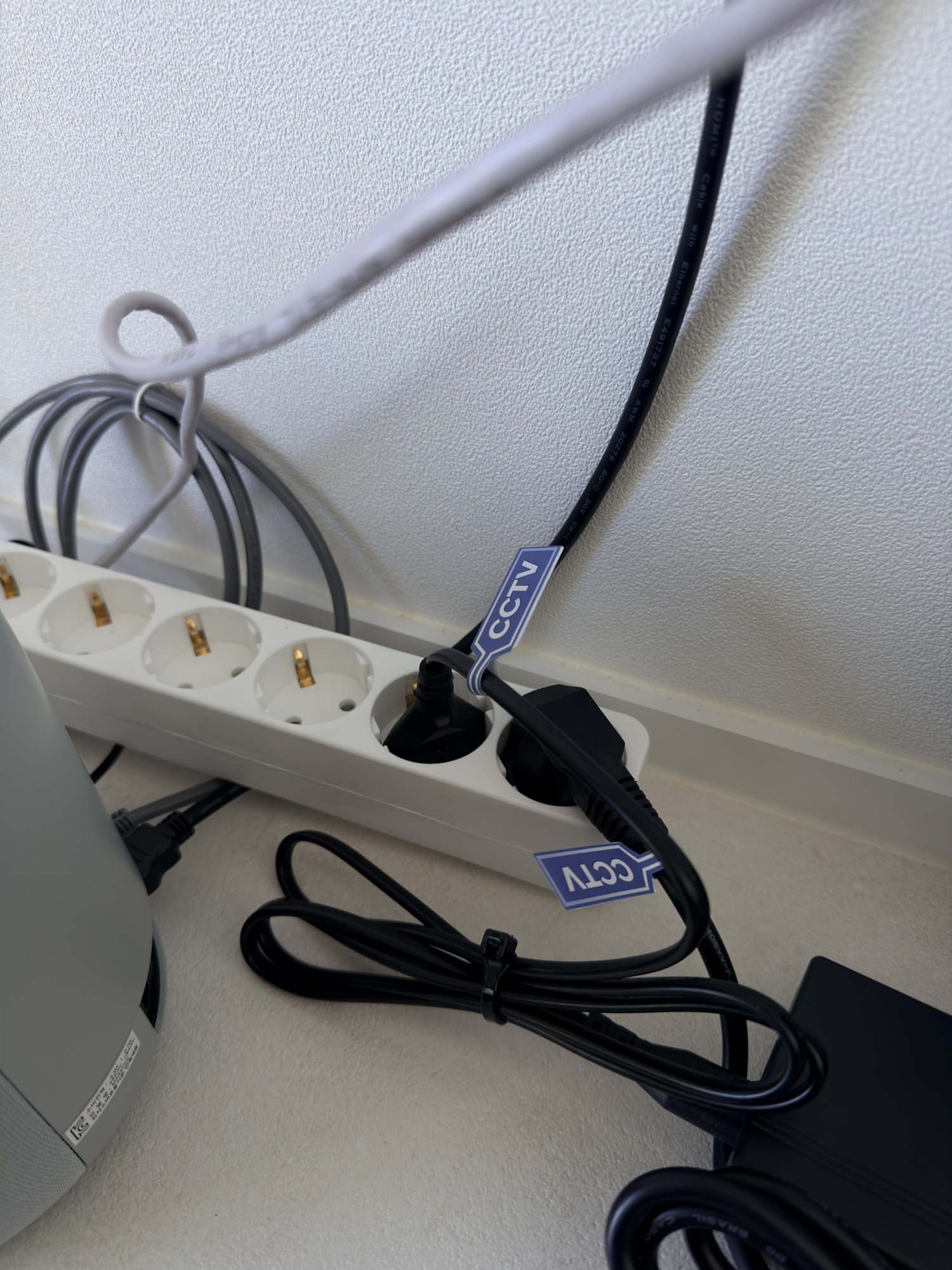 CCTV 전원 코드를 쉽게 구분할 수 있도록 표시 스티커를 붙였습니다.