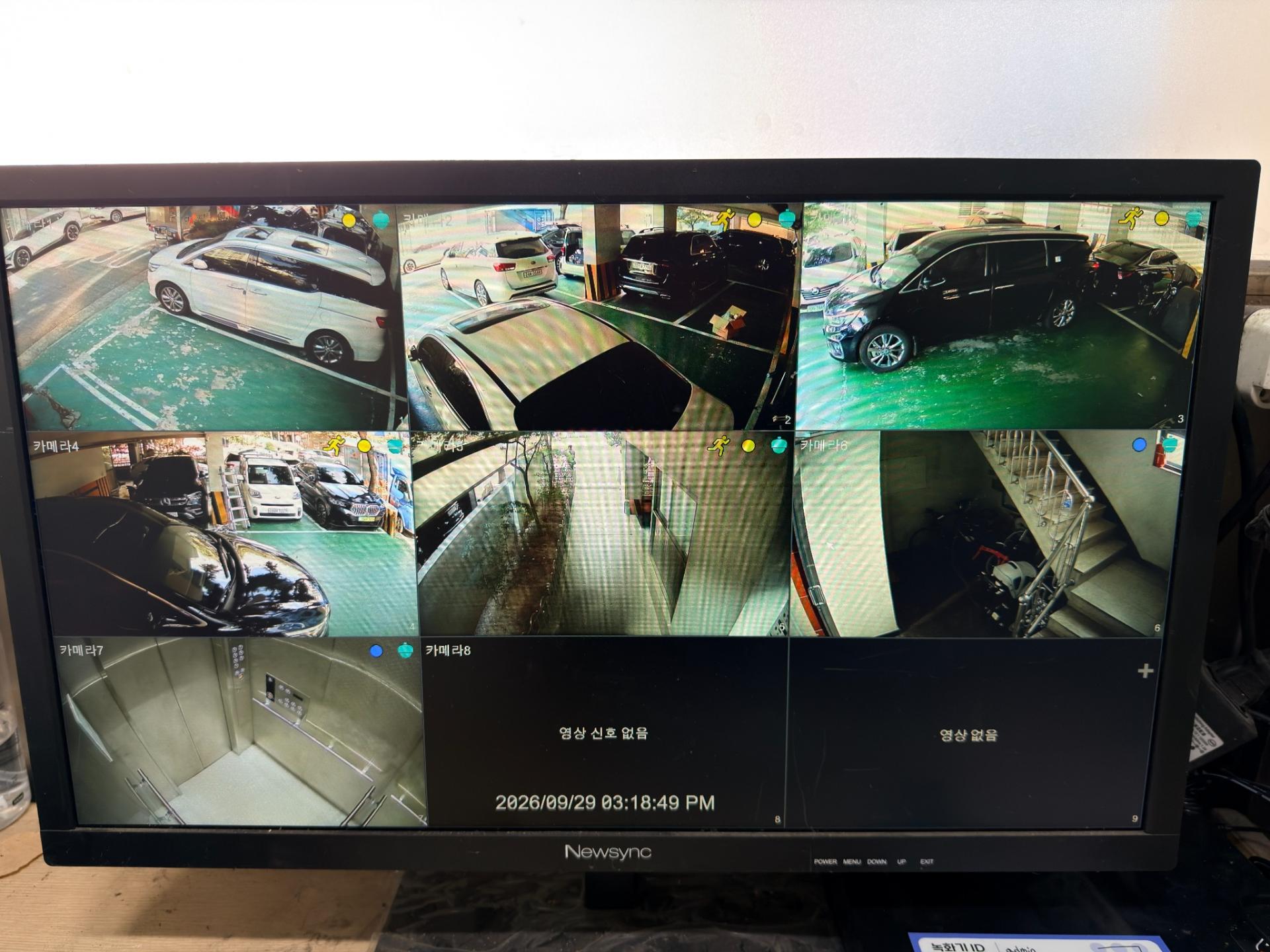 송파 아파트 CCTV 교체 후 모니터에 표시된 주차장과 출입 동선 영상