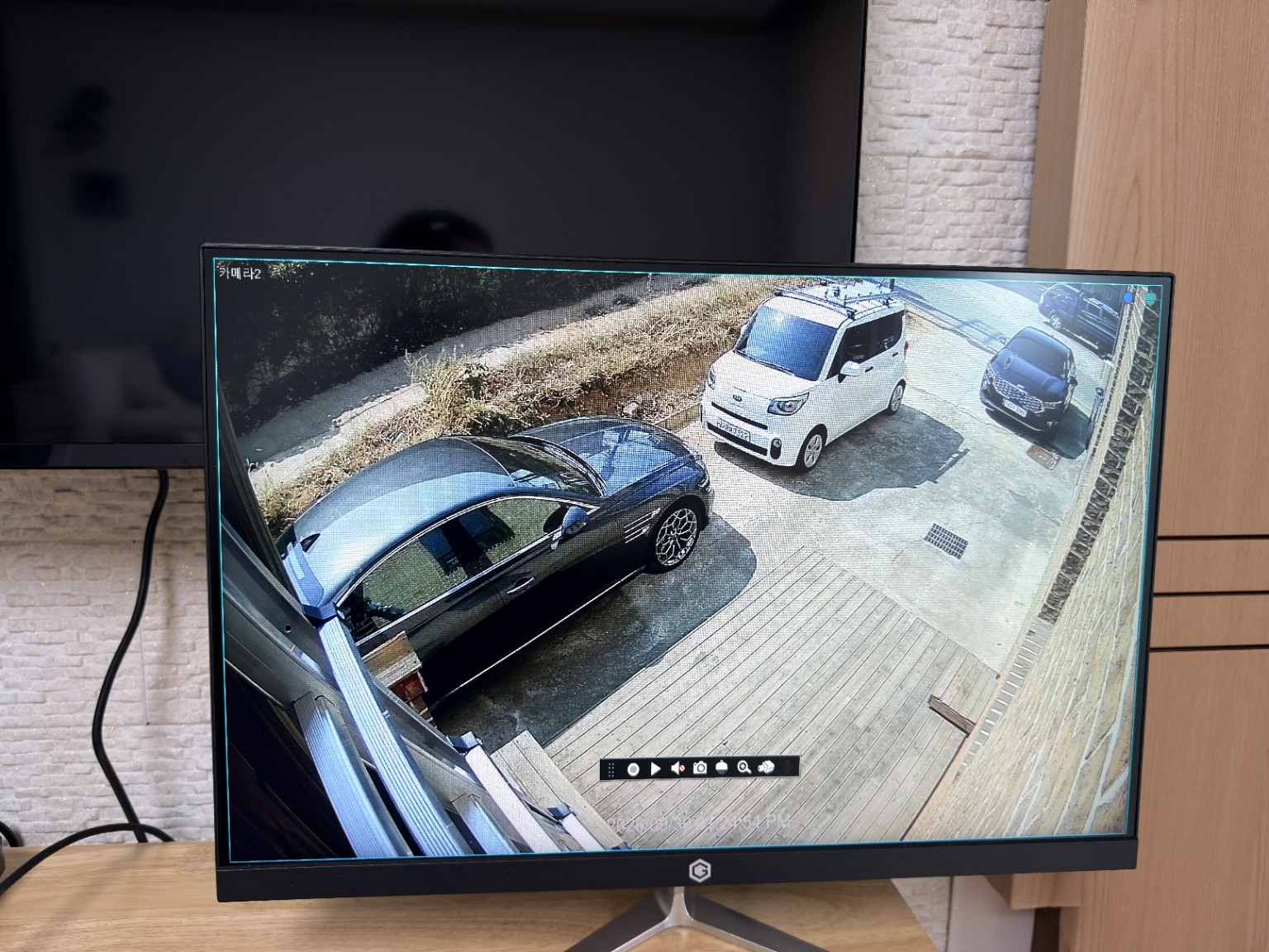 시흥 단독주택 CCTV 모니터에 표시된 주차장 차량 영상