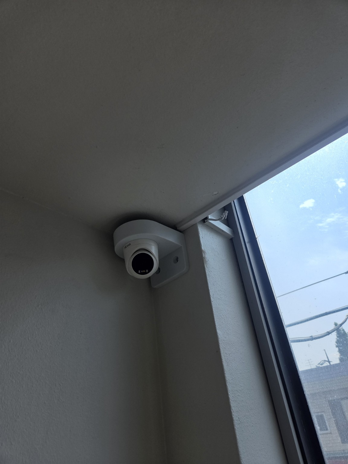화이트톤 벽과 천장 사이로 이어진 배선함