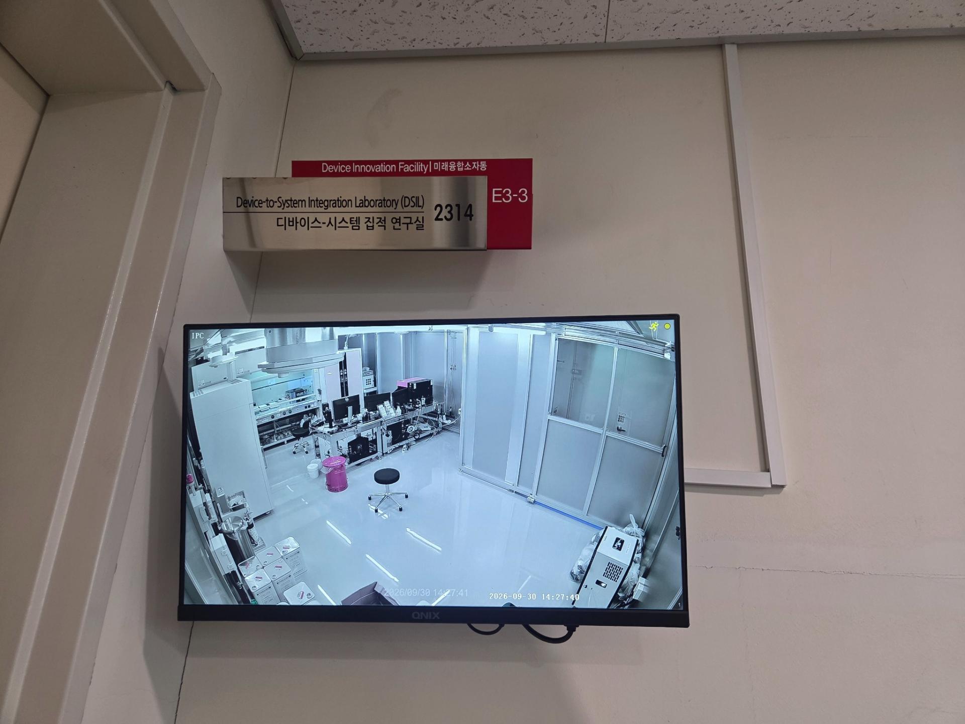 몰딩으로 전원 배선을 정리한 카이스트 연구실 24인치 벽걸이 CCTV 모니터