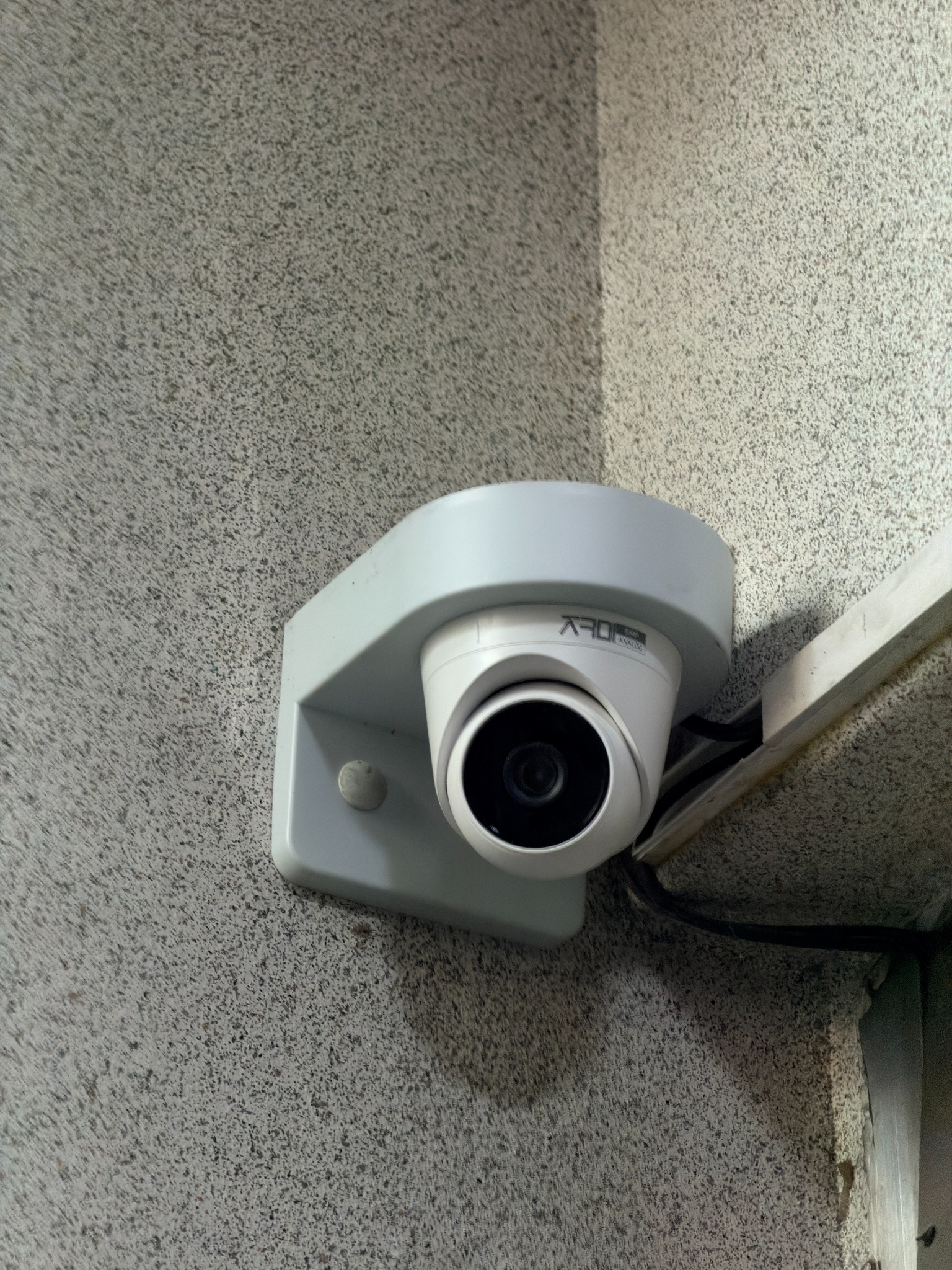 송파 아파트 출입구 인근 돔형 CCTV 카메라