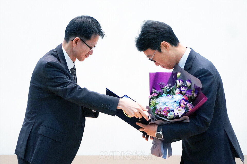 백승보 조달청장이 수상자에게 지정증서와 꽃다발을 전달하고 있다. 공공조달 혁신에 기여한 기업의 노고를 격려하며 감사의 뜻을 전했다. | 촬영 - 에이빙뉴스