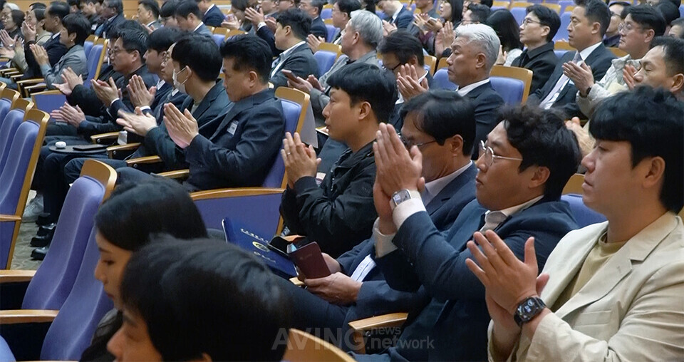 행사에 참석한 수상 기업 대표들이 축하 박수를 보내고 있다. | 촬영 - 에이빙뉴스