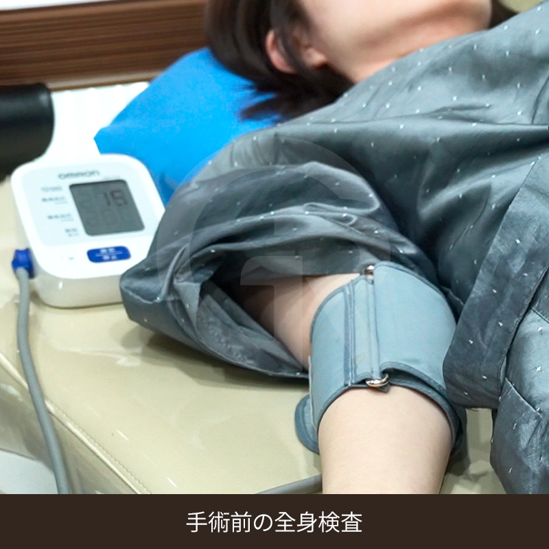 皮膚の弾力低下によってたるみが目立つ二の腕