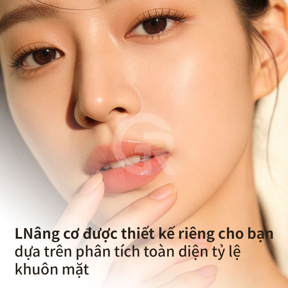 Một ca nâng mũi sửa lại cho mũi co rút tại Girin Plastic Surgery, kết hợp đánh giá vùng giữa mặt và dấu hiệu lão hóa quanh miệng.