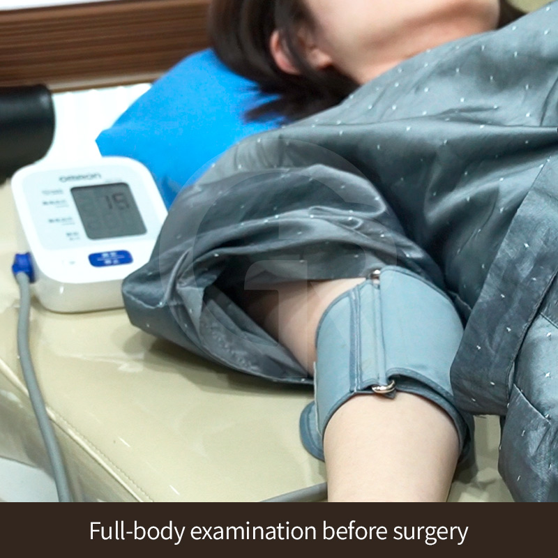 Reduced skin elasticity can make upper arms appear saggy even without excess fat.