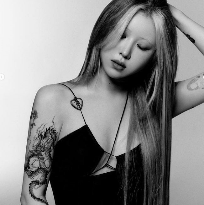 백예린 하트 타투