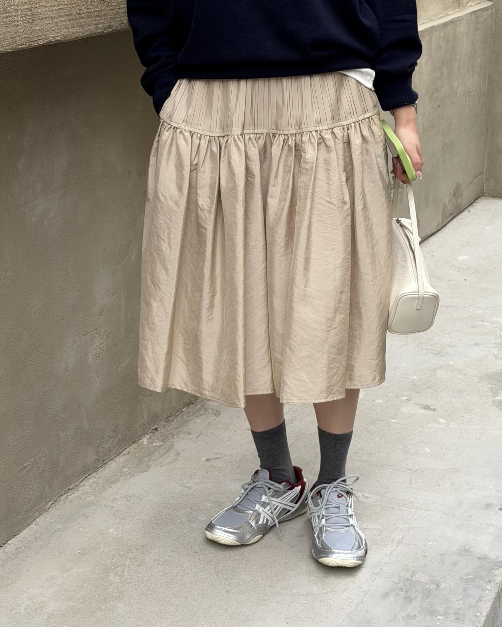 marge pintuck skirt (milk beige/charcoal)