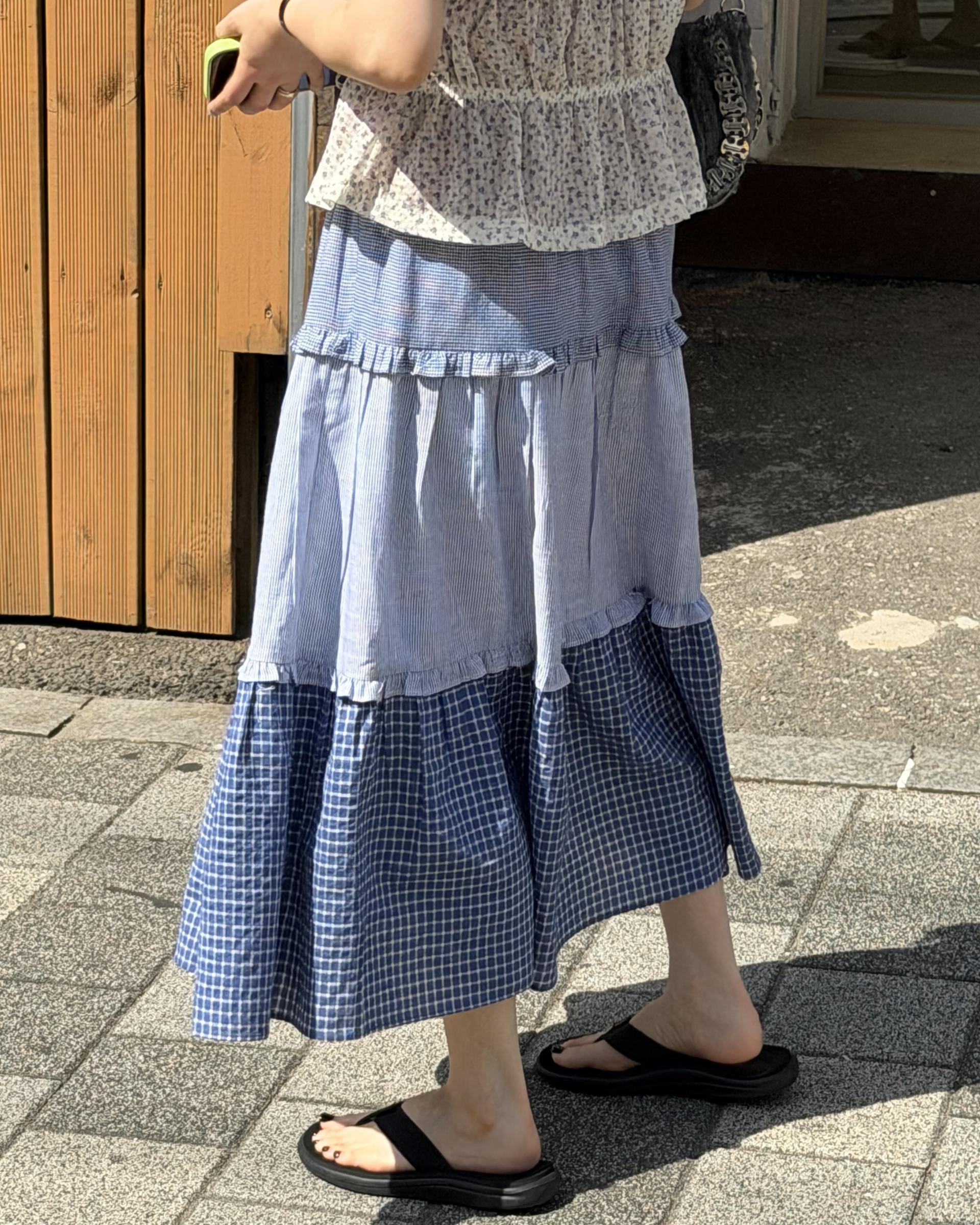 gummy check skirt