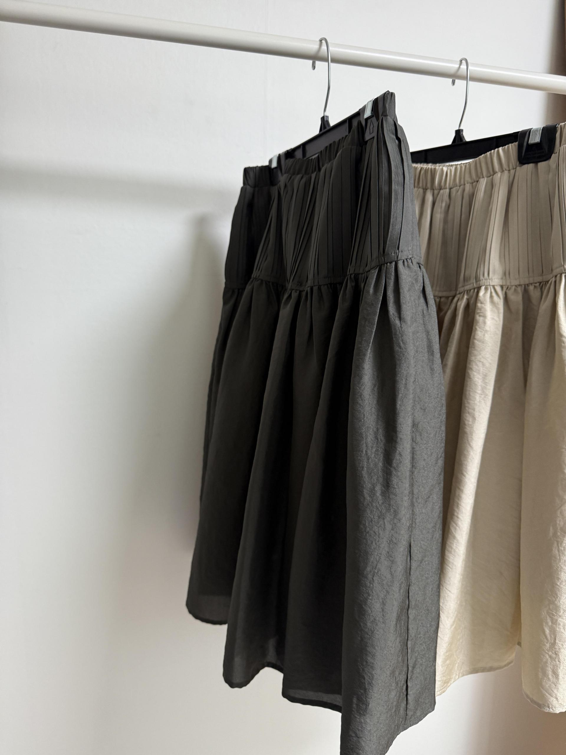 marge pintuck skirt (milk beige/charcoal)
