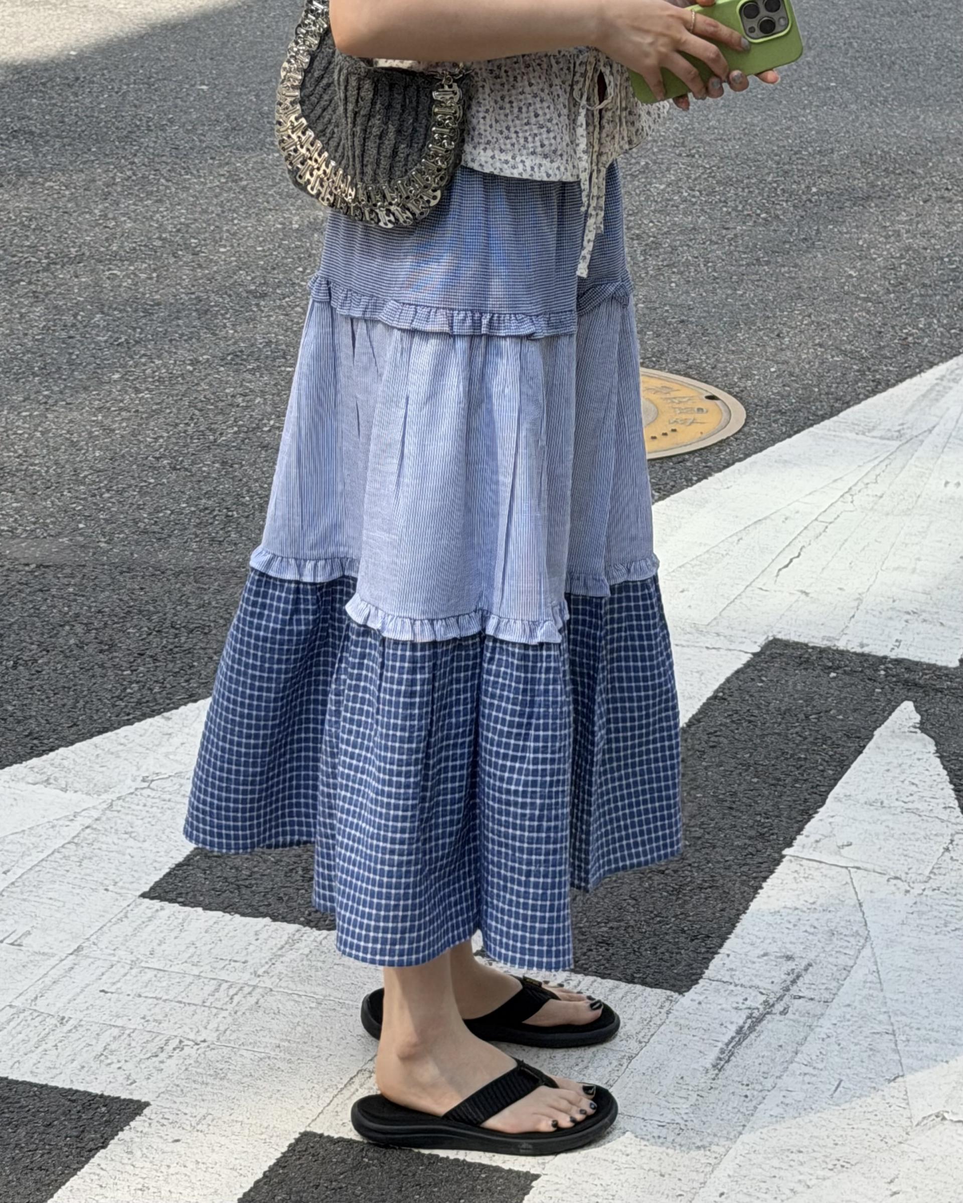 gummy check skirt
