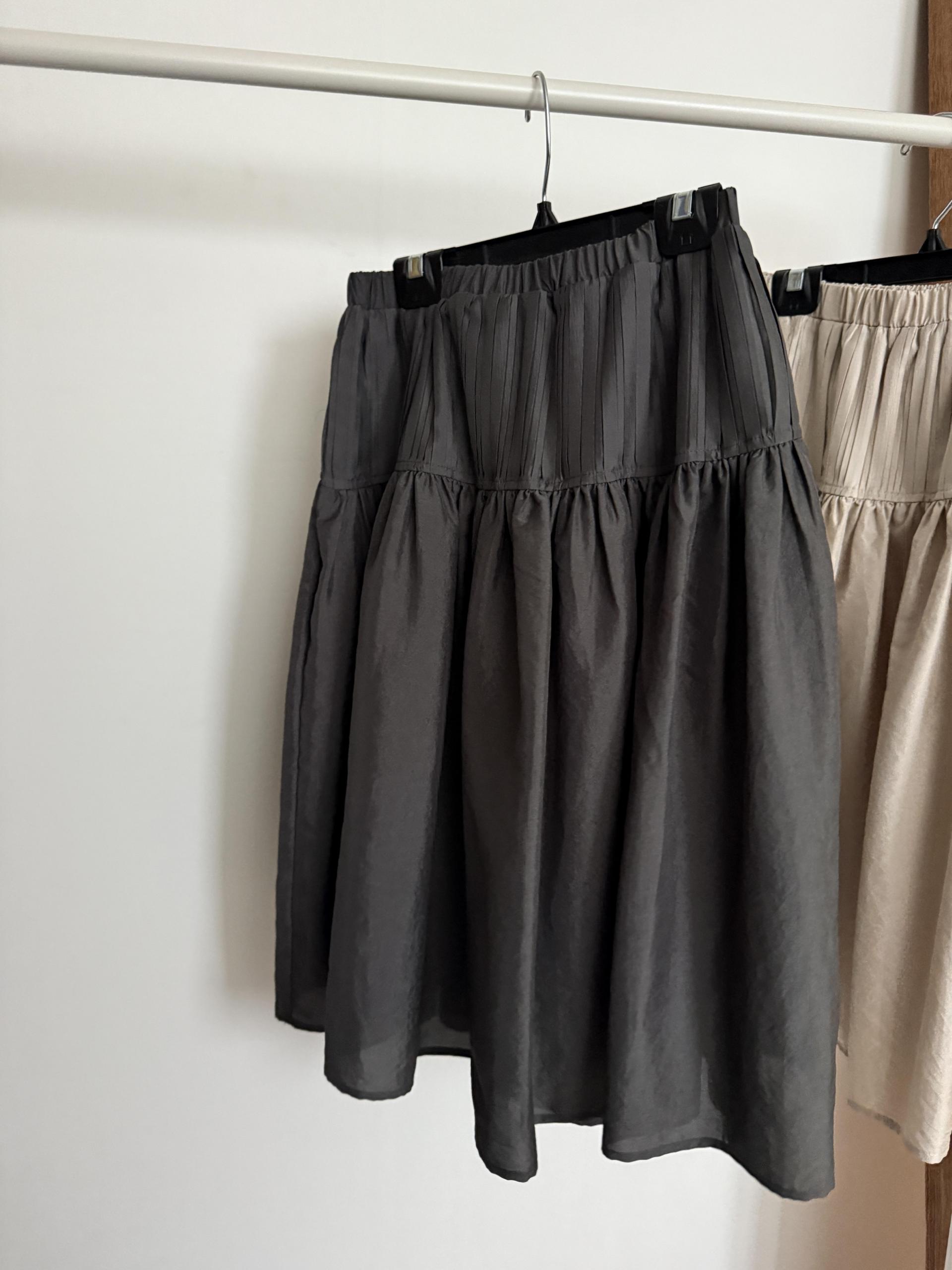 marge pintuck skirt (milk beige/charcoal)