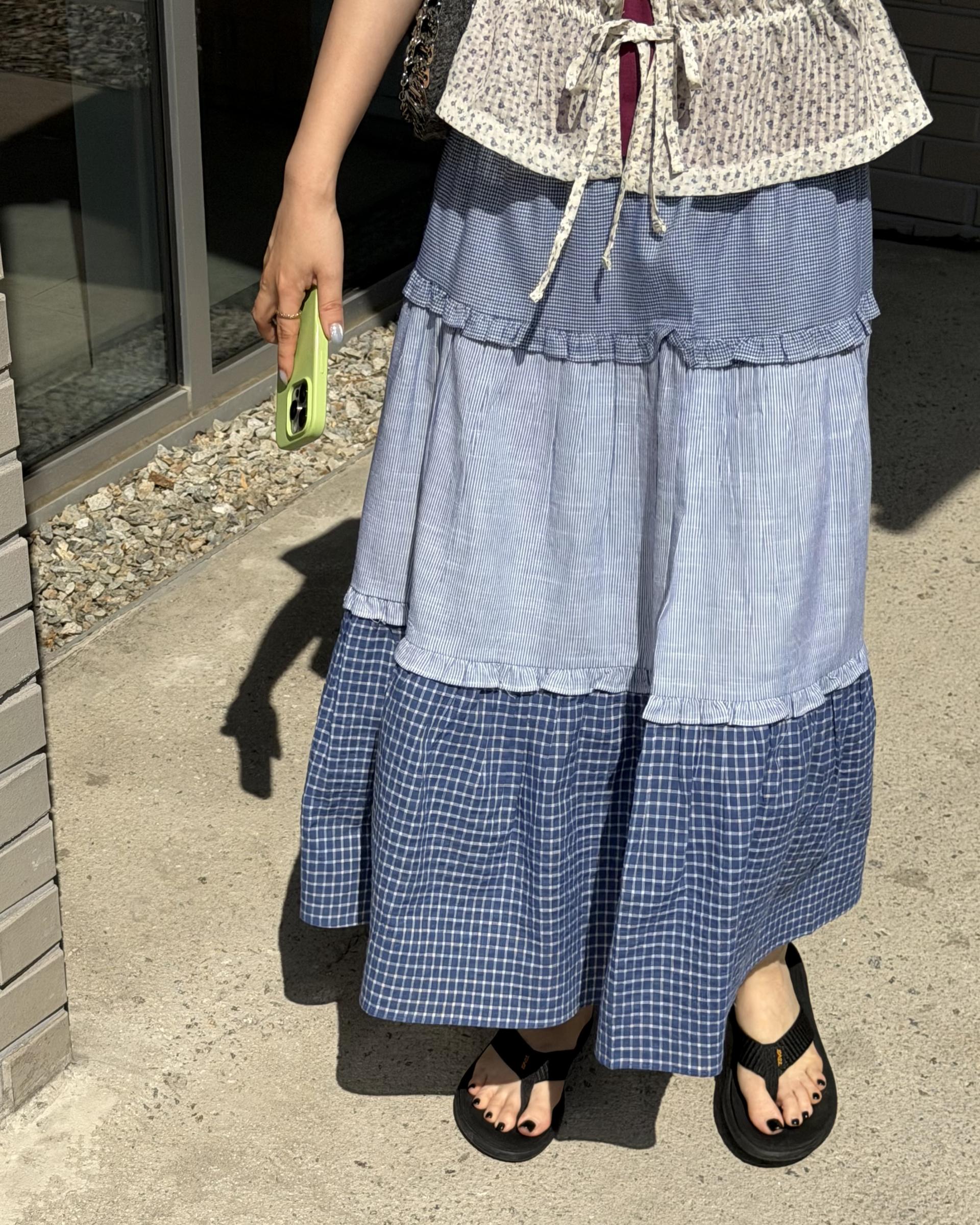gummy check skirt