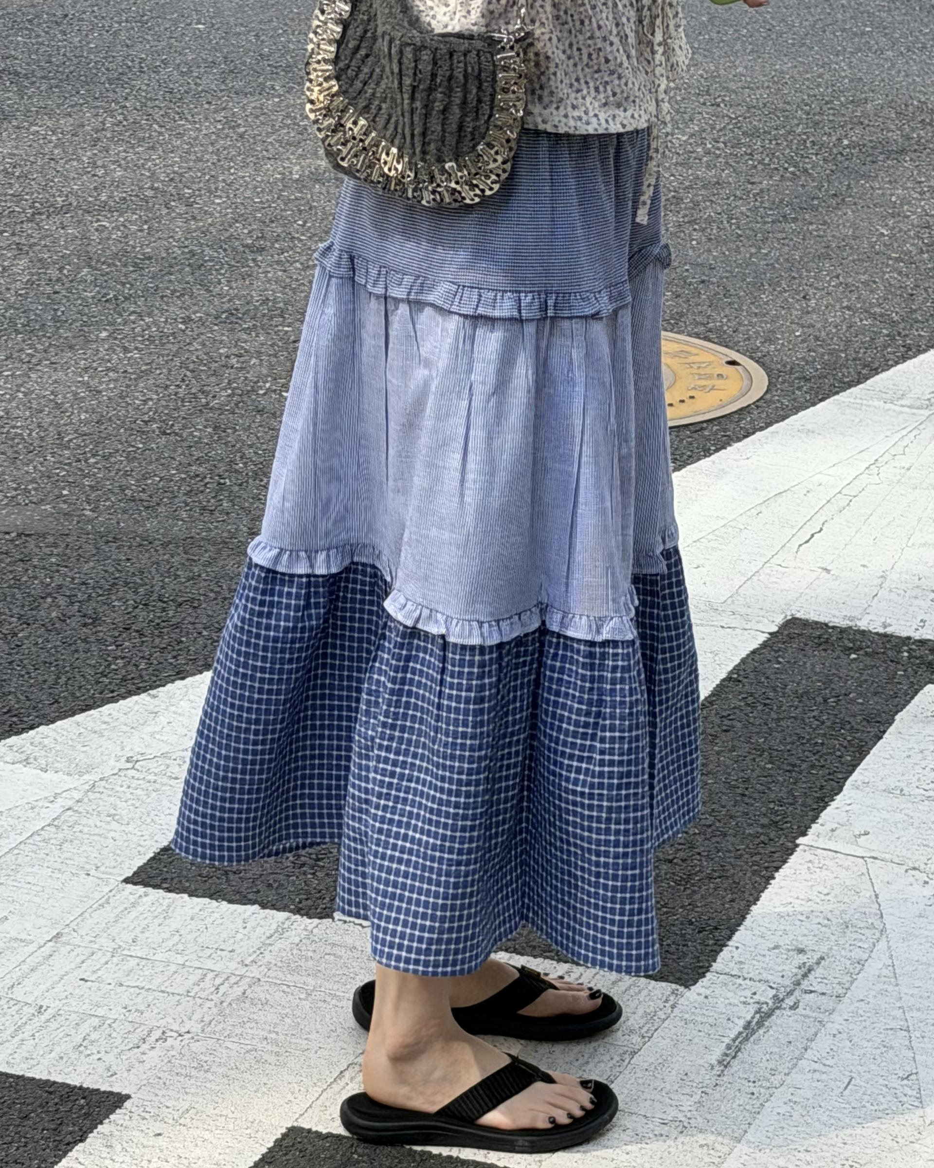 gummy check skirt