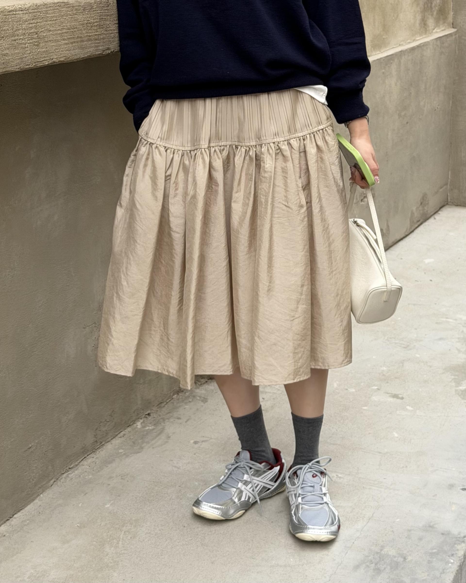 marge pintuck skirt (milk beige/charcoal)