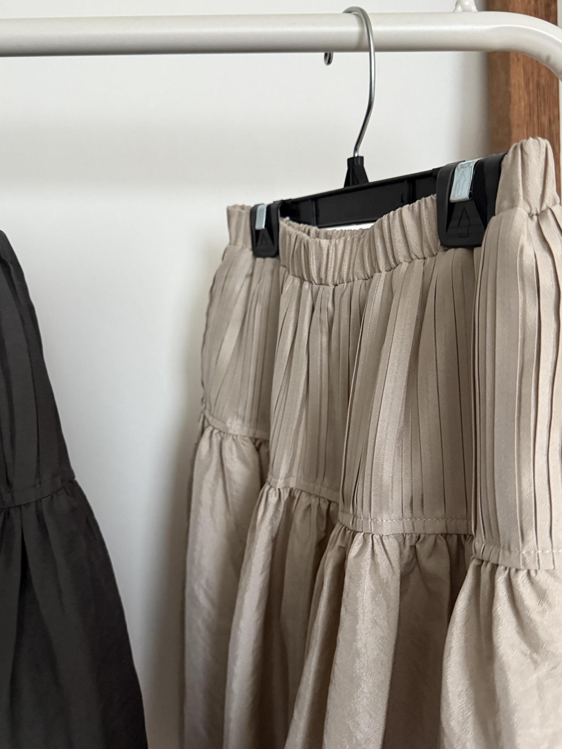 marge pintuck skirt (milk beige/charcoal)