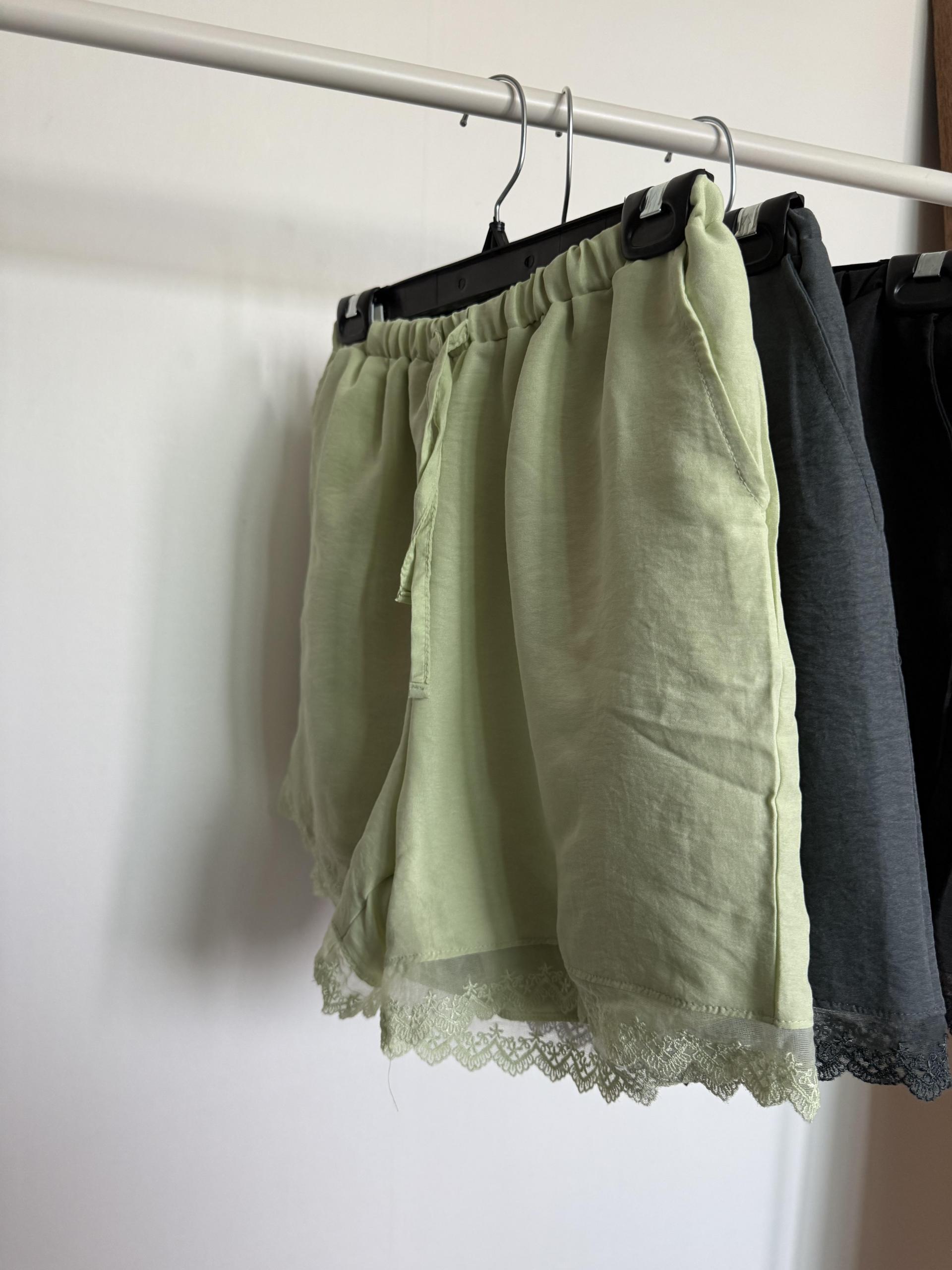 lagoon lace shorts (charcoal/melon/black)