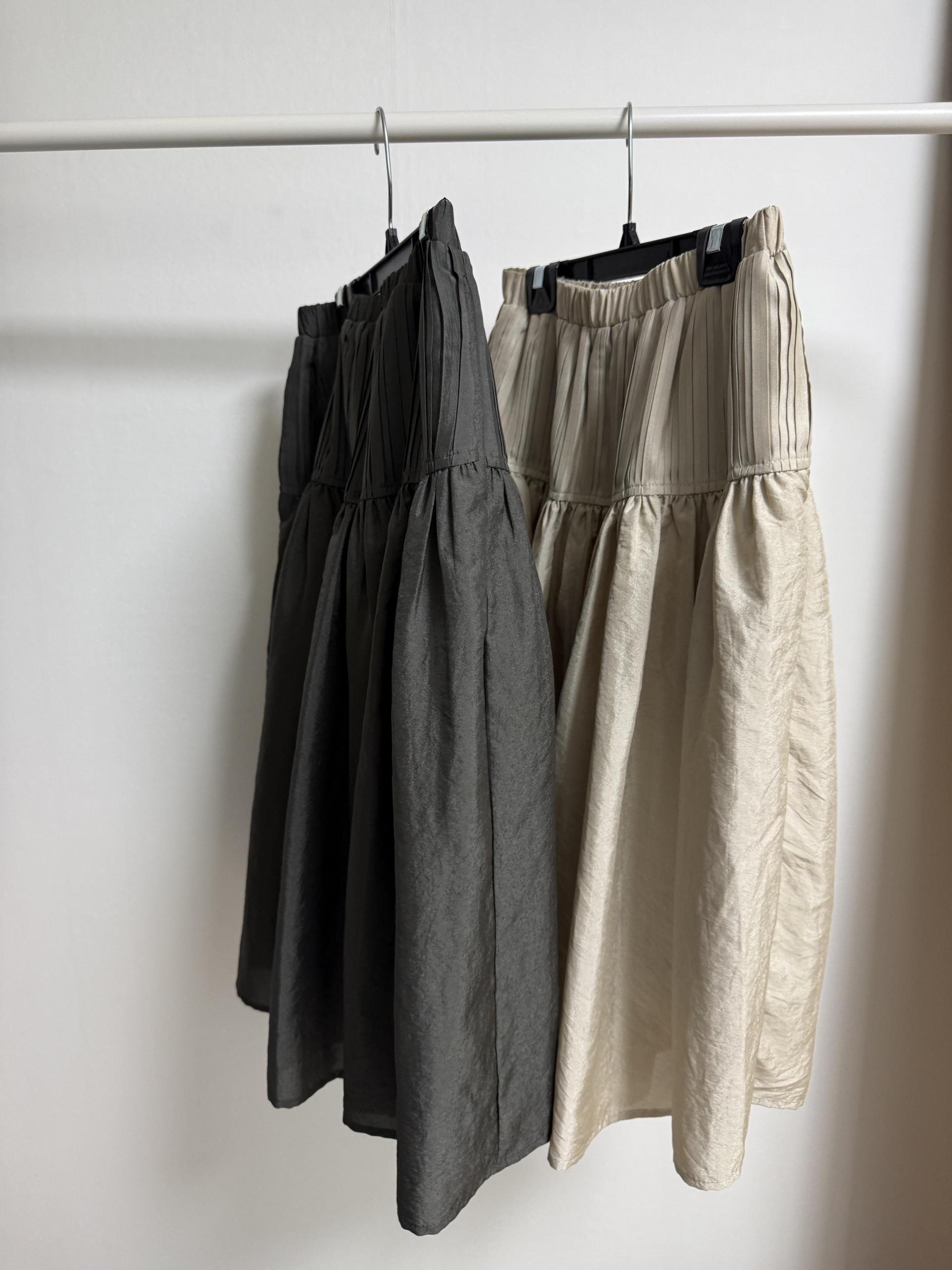 marge pintuck skirt (milk beige/charcoal)