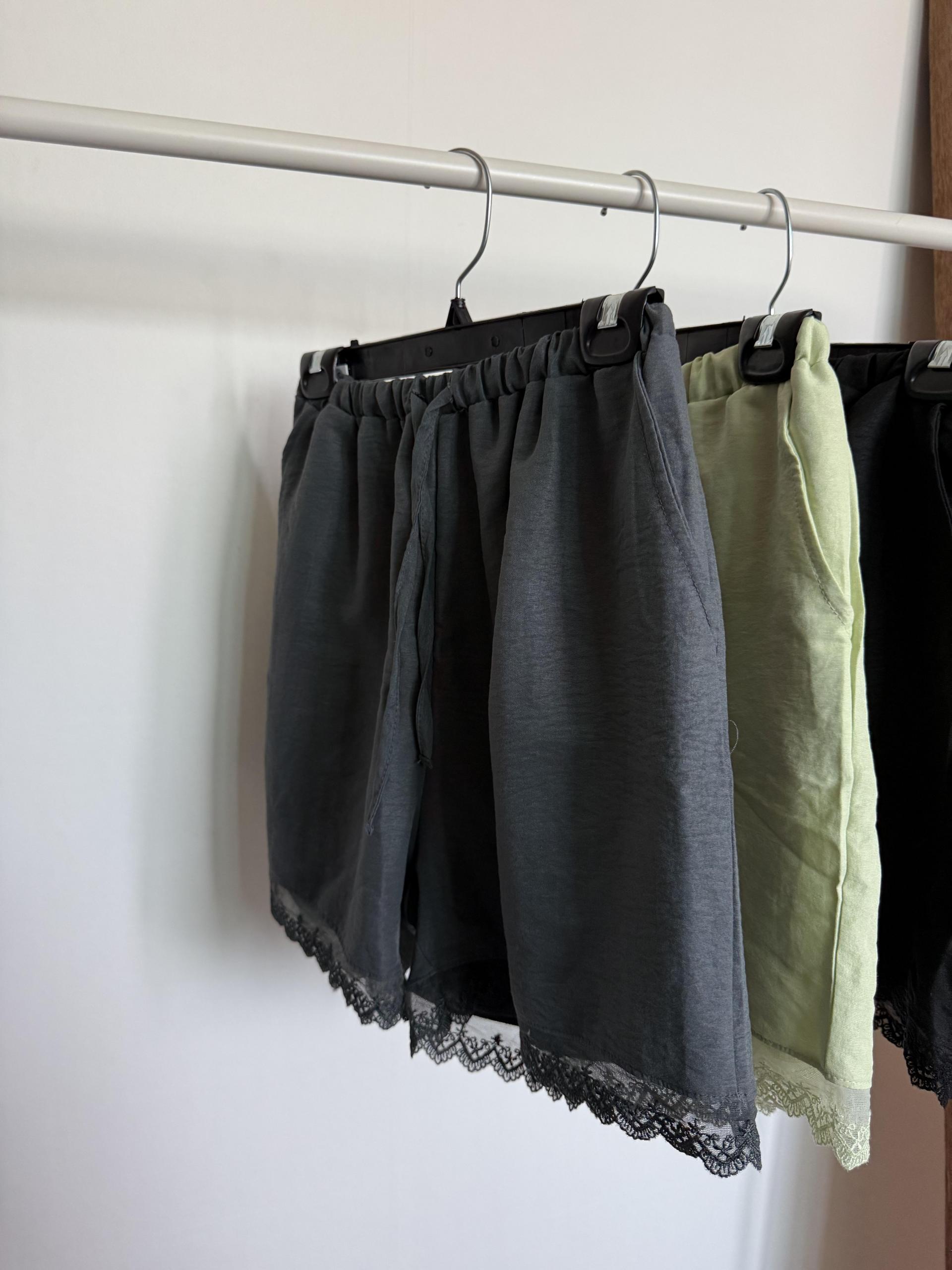 lagoon lace shorts (charcoal/melon/black)