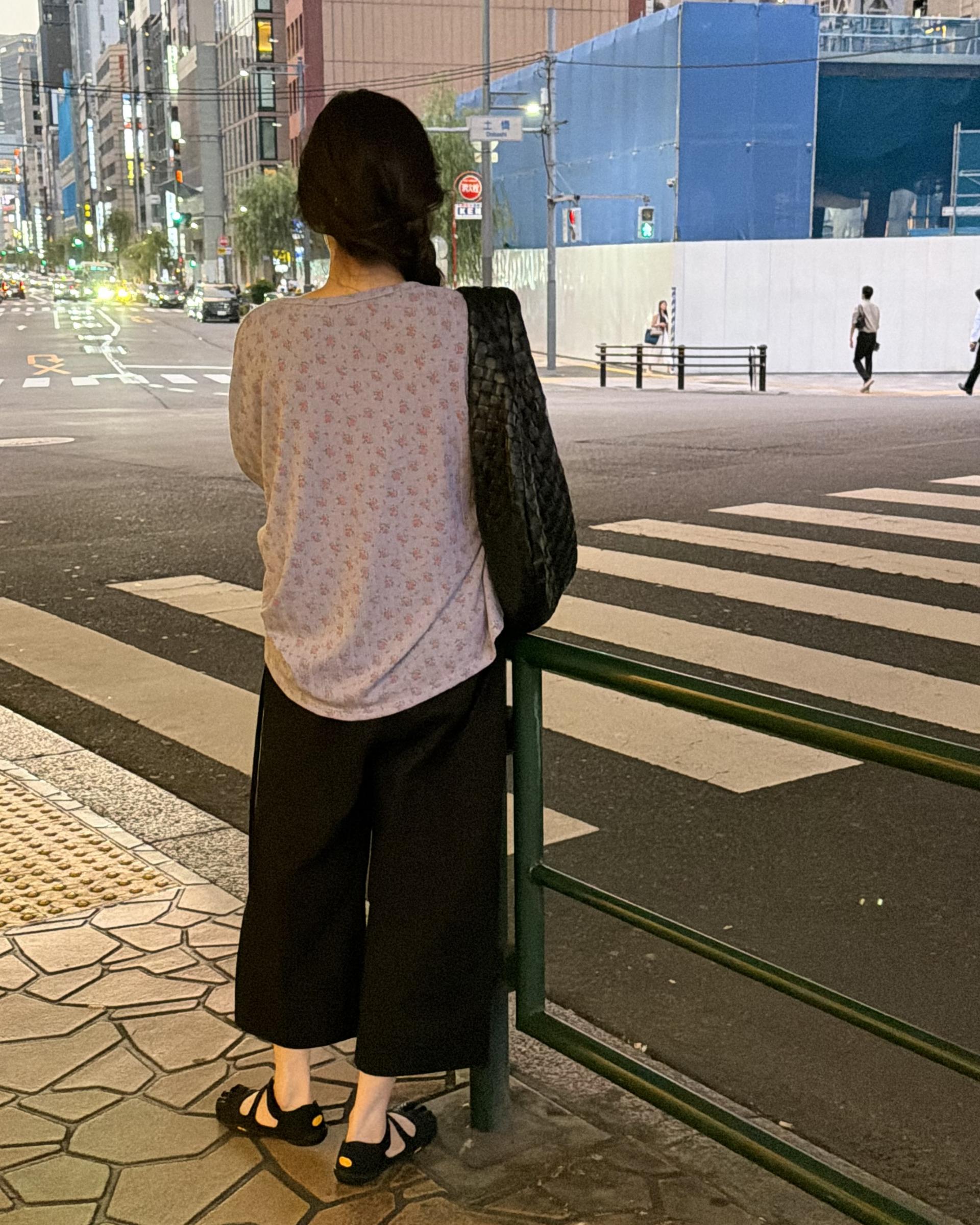 <made> pansy flower top