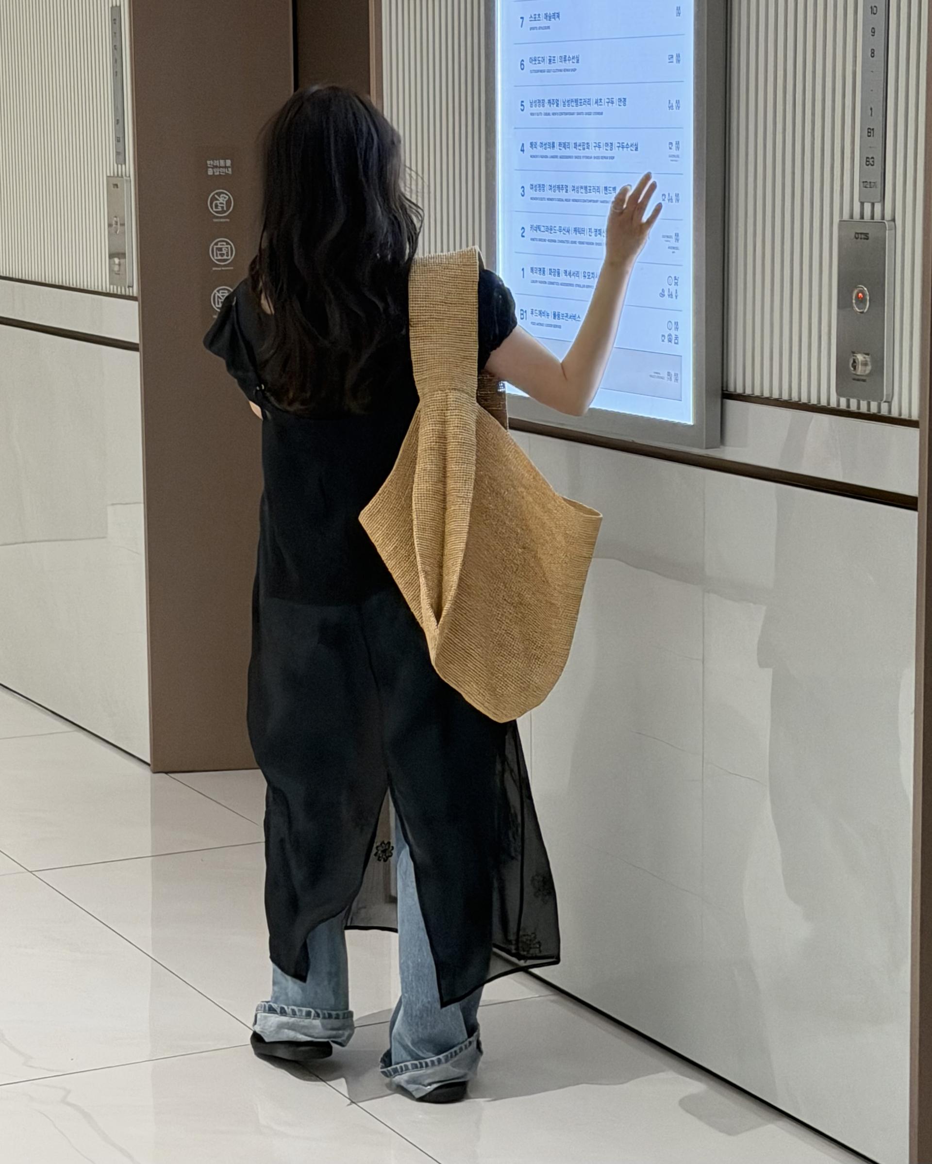 square blouse (white/brown/black)