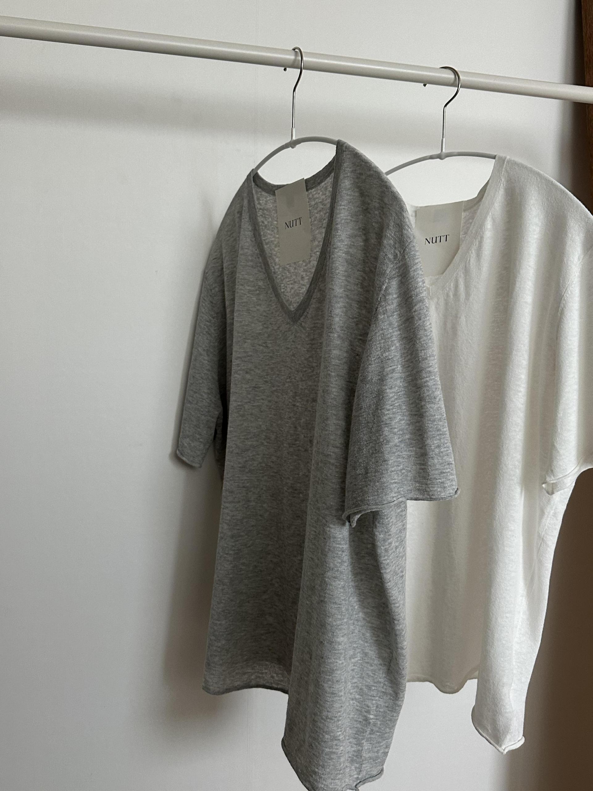 calm v-neck knit (grey/cream)